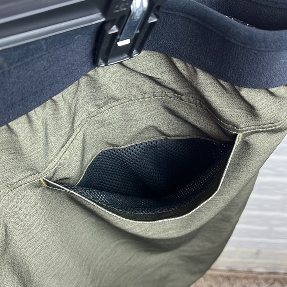 COLUMBIA GREEN OLIVE HEATHERED SHORTS SIZE LARGE - Picture 4 of 13